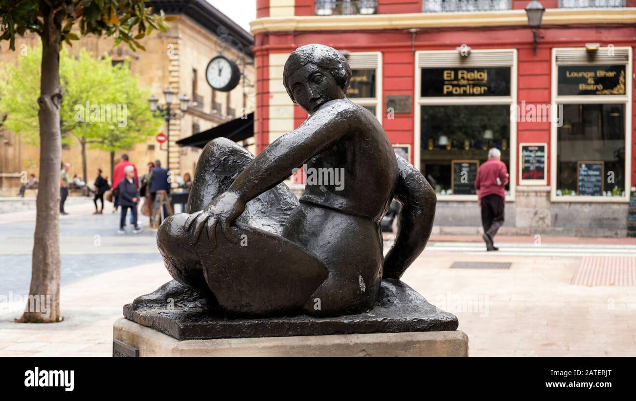 Sculpture en bronze Mujer Sentada de l'artiste Manuel Martínez Hugué dans Calle San Francisco avec Plaza Porlier dans le dos (Oviedo, Asturies, Espagne) Banque D'Images