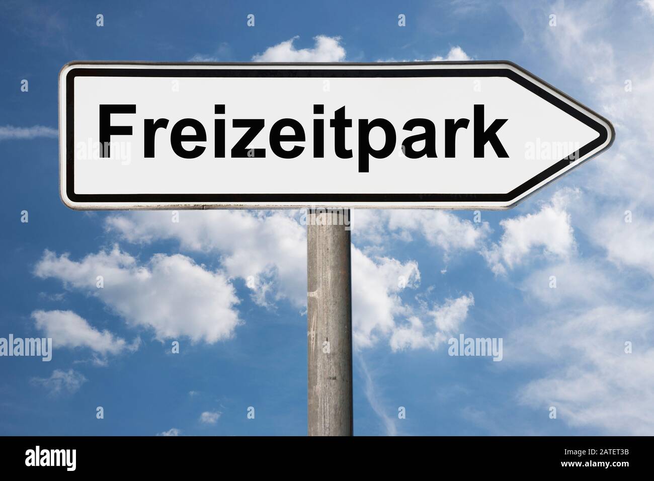Photo détaillée d'une pancarte portant l'inscription Freizeitpark (parc d'attractions) Banque D'Images