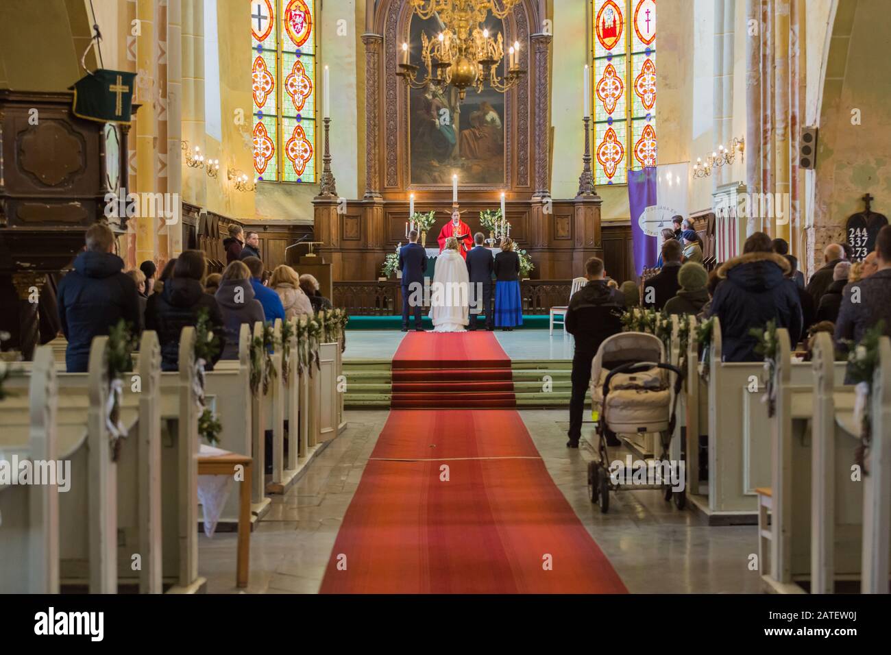 Ville Cesis, Lettonie. Le pasteur utheran s'est marié. Les gens viennent au mariage en regardant la cérémonie. 25.01.2020 Banque D'Images