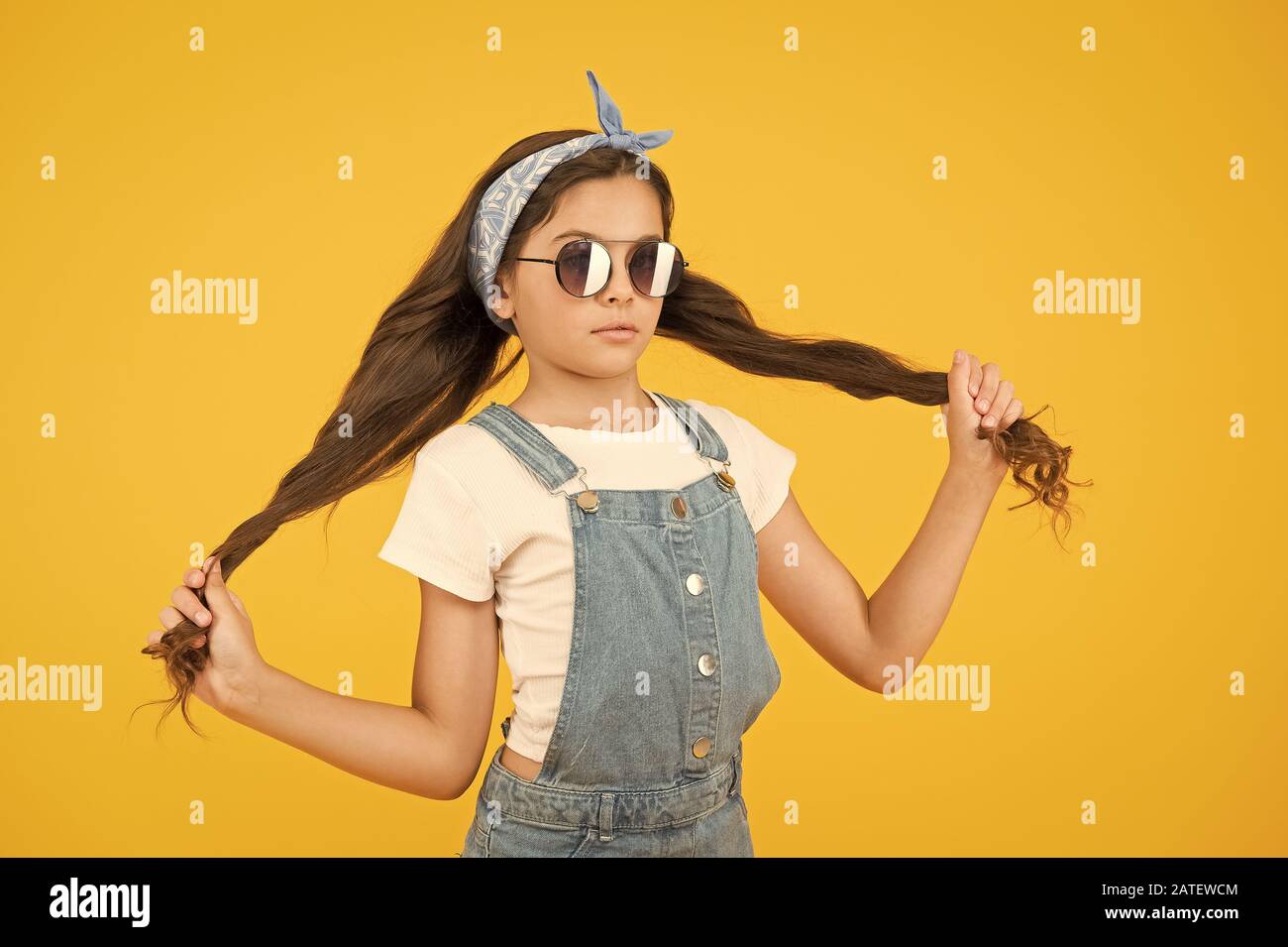 Cheveux forts. Fille de long cheveux bouclés attachés lunettes de foulard. Tendance de la mode. Vous pouvez avoir tout ce que vous voulez si robe pour elle. Peu de fashionista. Cute kid fashion girl. @Summer mode concept. Banque D'Images