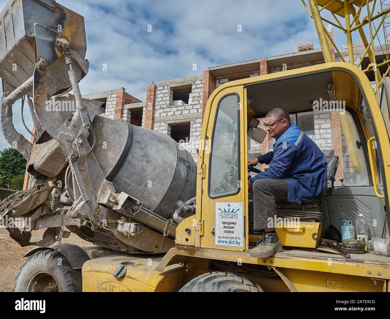 Travailleurs. Briques.Route. Banque D'Images