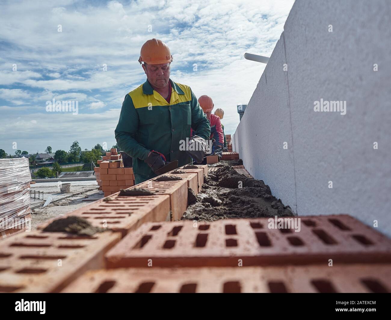 Travailleurs. Briques.Route. Banque D'Images