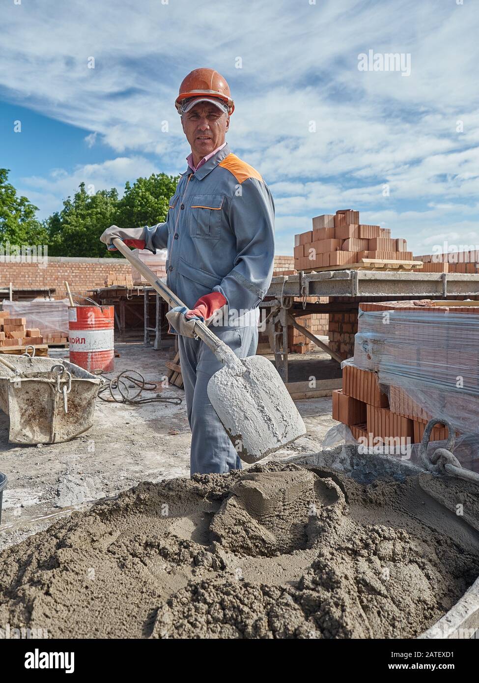 Travailleurs. Briques.Route. Banque D'Images