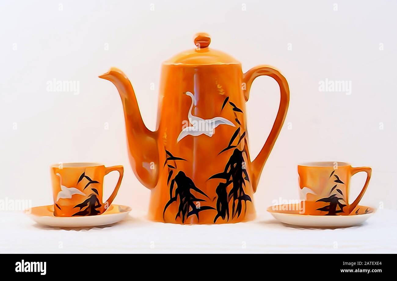 Gros plan de tasses à thé et soucoupes d'époque peintes à la main datant de 1900 Banque D'Images