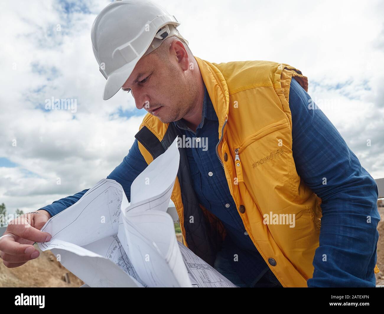 Travailleurs. Briques.Route. Banque D'Images