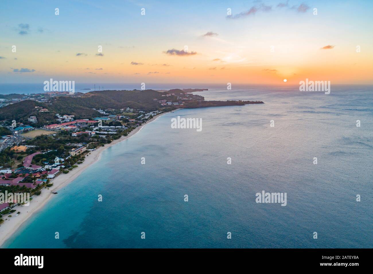 Vue Aérienne De La Côte Sud De La Grenade Avec Coucher De Soleil, Saint-Georges, Grenade, Côte Sud Banque D'Images