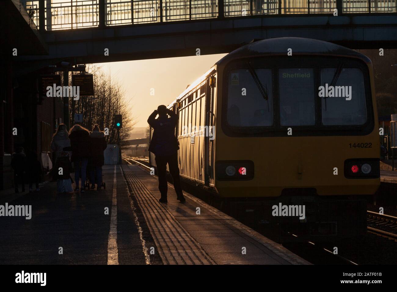 Garde / chef d'orchestre d'un train aérien Arriva Northern classe 144 pacer fermant les portes avant de partir de la gare de Meadowhall Banque D'Images