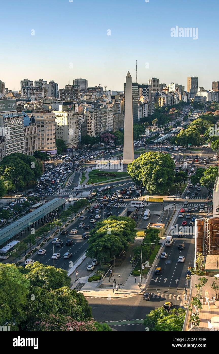 Buenos Aires, Argentine, - Février. 20. 2016 : Obelisco de Buenos Aires (Obelisk), panorama vertical de la Plaza de la Republica sur les avenues Corrientes an Banque D'Images