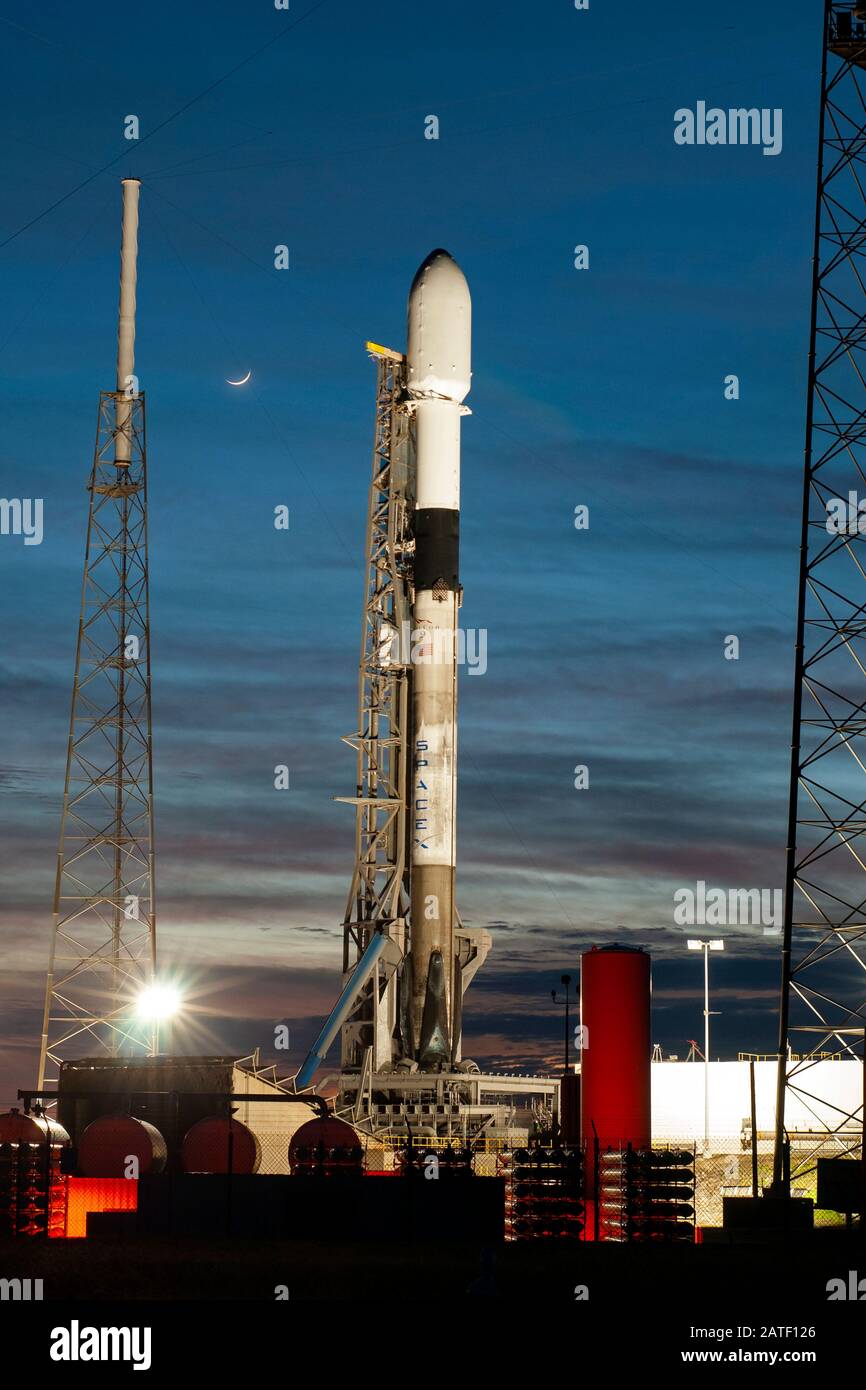 Une fusée SpaceX Falcon 9 est prête à être lancée sur Le Complexe 40 à la station aérienne de Cape Canaveral. Banque D'Images