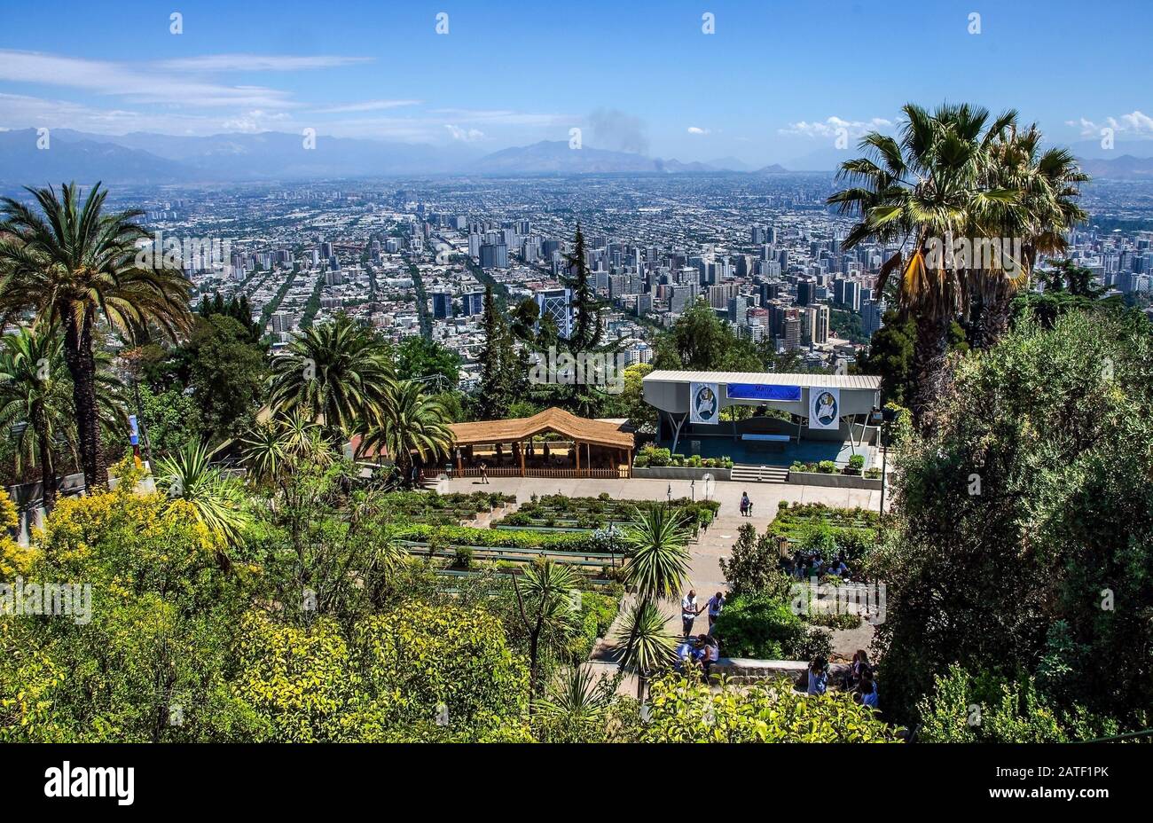 Santiago, CHILI 15 JANVIER 2016 - vue aérienne de la statue de la Vierge Marie sur le sommet du Cerro San Cristobal, Santiago, Chili Banque D'Images