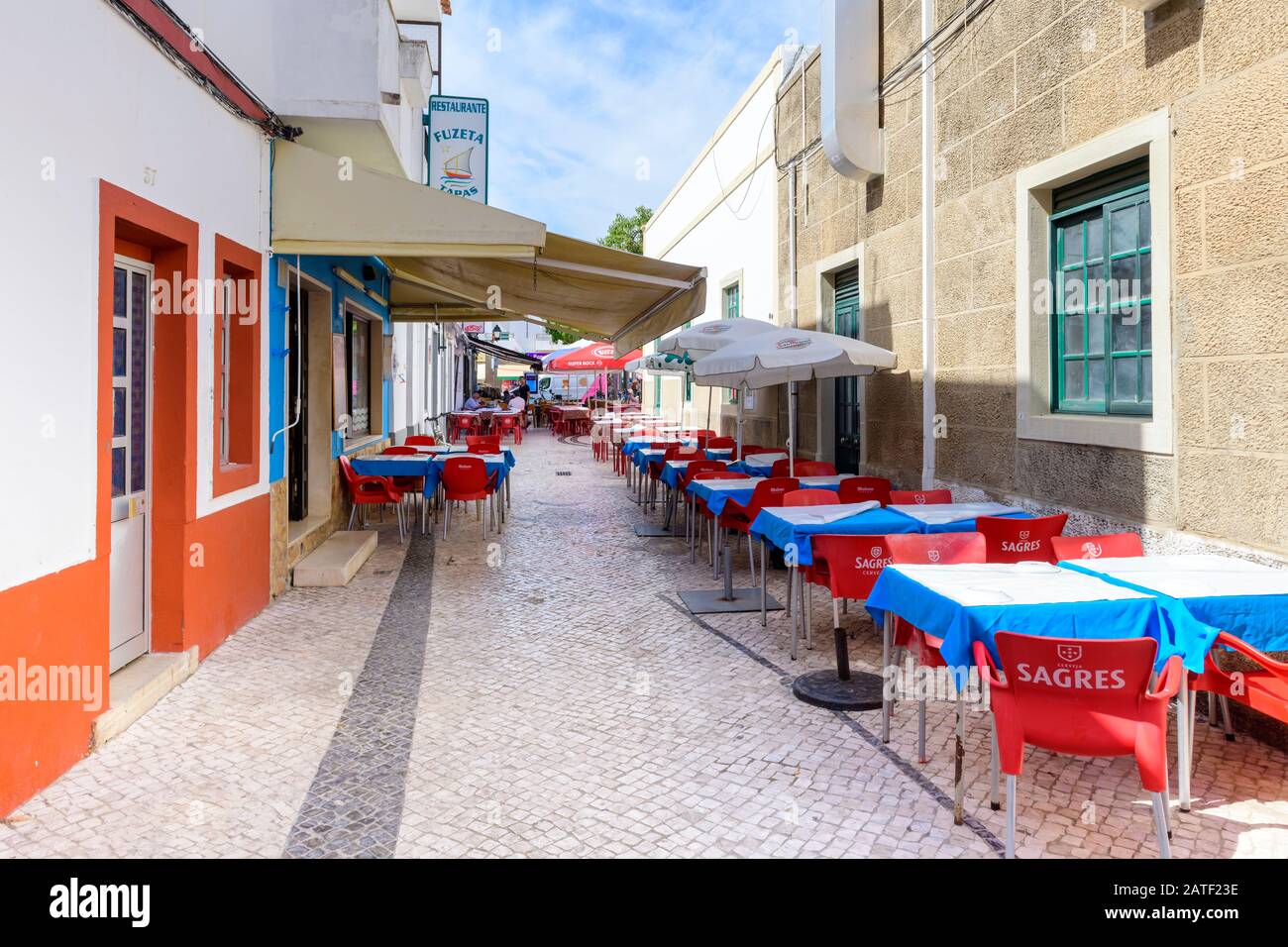 Rue arrière typique de Fuseta et café restaurant à, Fuseta, Algarve, Portugal. Banque D'Images