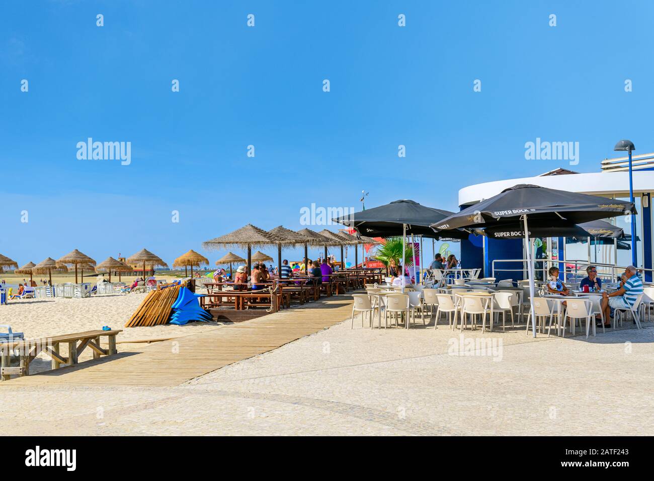 Restaurant-café au bord de la plage de Fuseta Beach, Fuseta, Algarve, Portugal. Banque D'Images