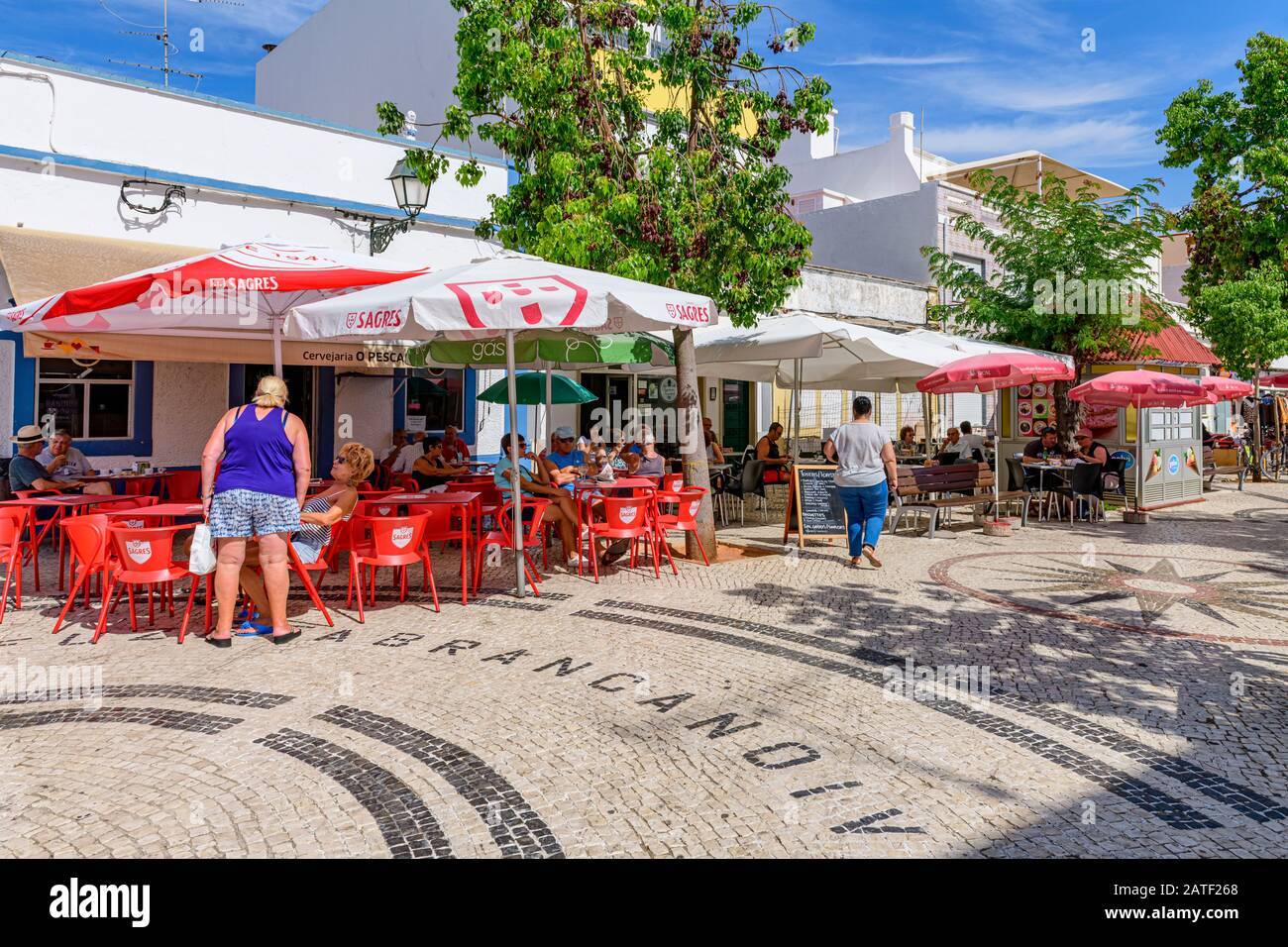 Restaurant-café extérieur Fuseta. Fuseta, Algarve, Portugal. . Banque D'Images