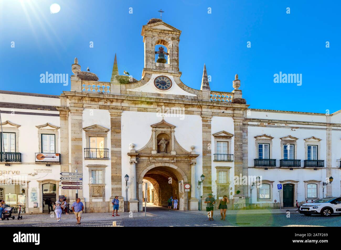 Monument national Arco Da Vila avec nid de cigognes. Faro Algarve Portugal. Banque D'Images