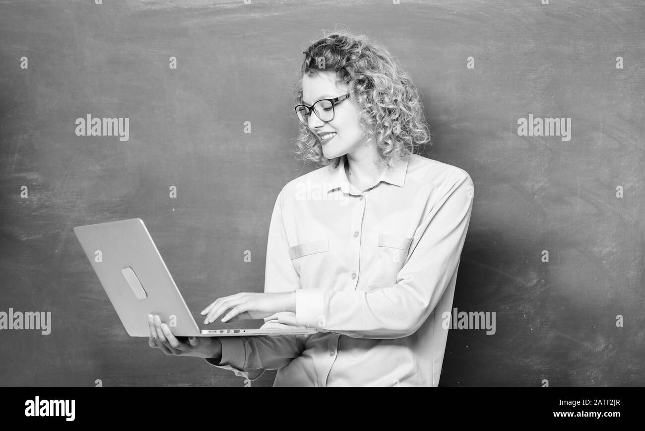 Cours en ligne. Enseignant de l'école tableau portable arrière-plan. L'apprentissage à distance. L'éducation moderne. L'École des technologies numériques. L'informatique et la programmation. Girl surf internet. L'école en ligne. Banque D'Images