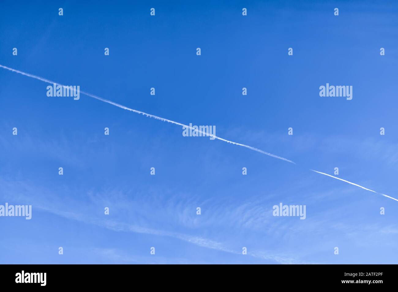 Chemin sur un ciel bleu légèrement nuageux - texture de fond Banque D'Images