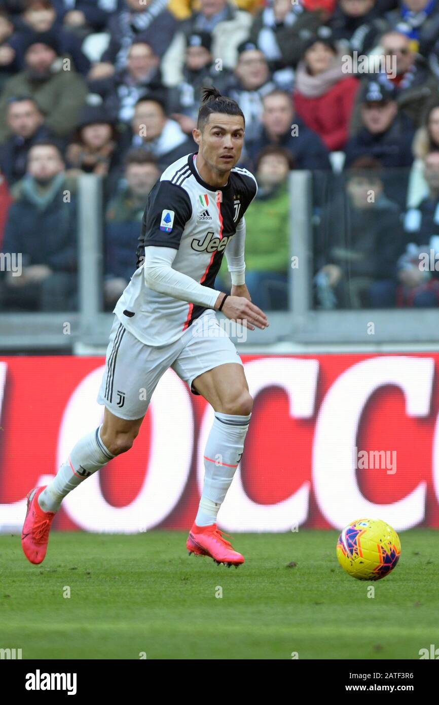 Stade Allianz, Turin, Italie. 2 février 2020. Série A Football, Juventus versus Fiorentina ; Cristiano Ronaldo de Juventus recherche une voie de passage sur le ballon Credit: Action plus Sports/Alay Live News Banque D'Images