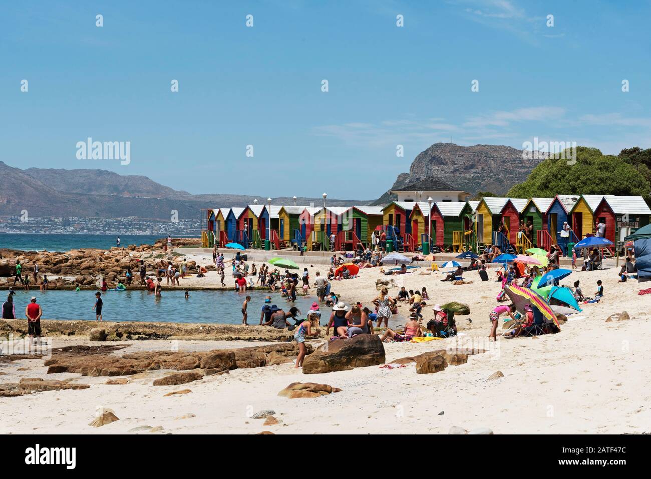 St James, Le Cap, Afrique Du Sud. Déc 2019. Les cabanes de plage colorées et la plage de la plage St James près de Cape Town Banque D'Images