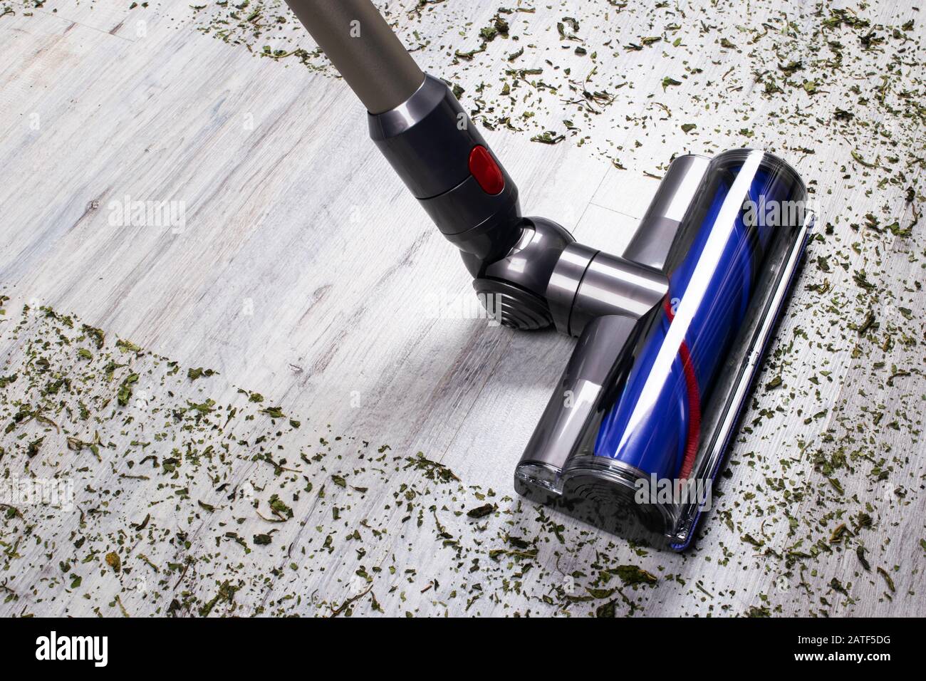 Aspirateur sur le sol. Concept de nettoyage de maison. Avant et après le  nettoyage. Zone sale et nettoyée. Entretien Ménager. Aspirateur moderne  pendant le séjour Photo Stock - Alamy