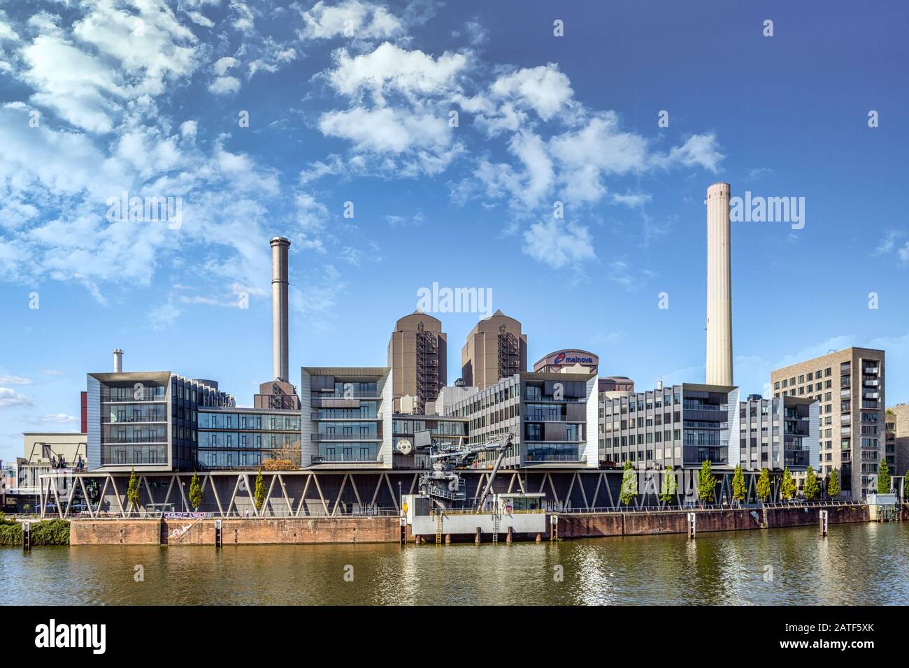 Francfort, HESSE - ALLEMAGNE - 01 SEPTEMBRE 2018 : Westend village Frankfurt am Main. Appartements agréables avec vue sur la rivière dans le quartier sud de Westend Banque D'Images