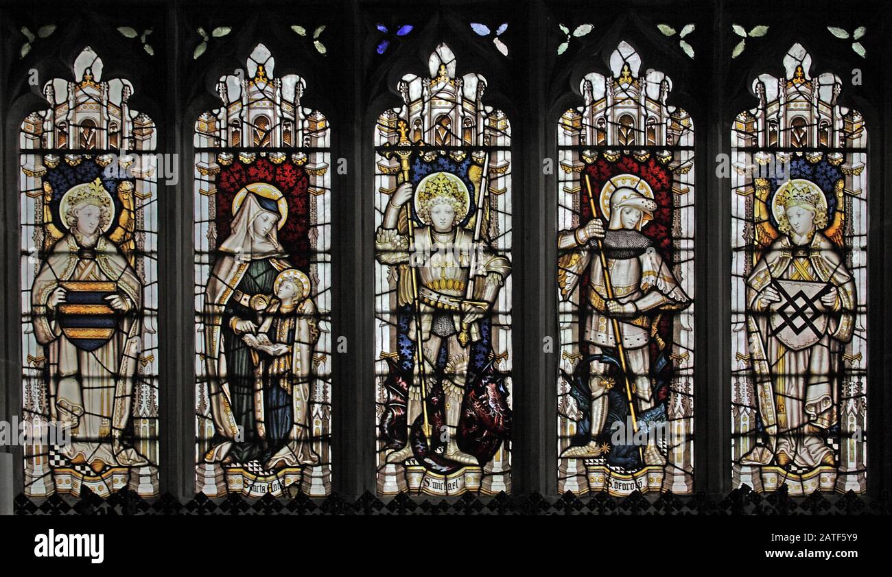 Une vitrail de C E Kempe & Co. Représentant Saints et Anges, l'église St Bartholomew, Tong, Shropshire Banque D'Images