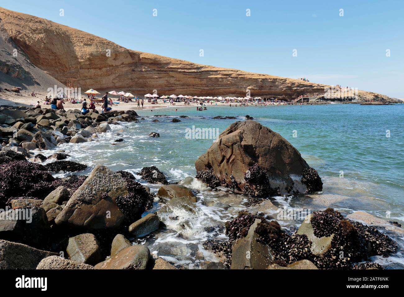 Paracas, Ica. 01 décembre 2019 - Playa la Mina, groupe de baigneurs pendant la journée de plage en été s'amuser. Ica-Pérou Banque D'Images