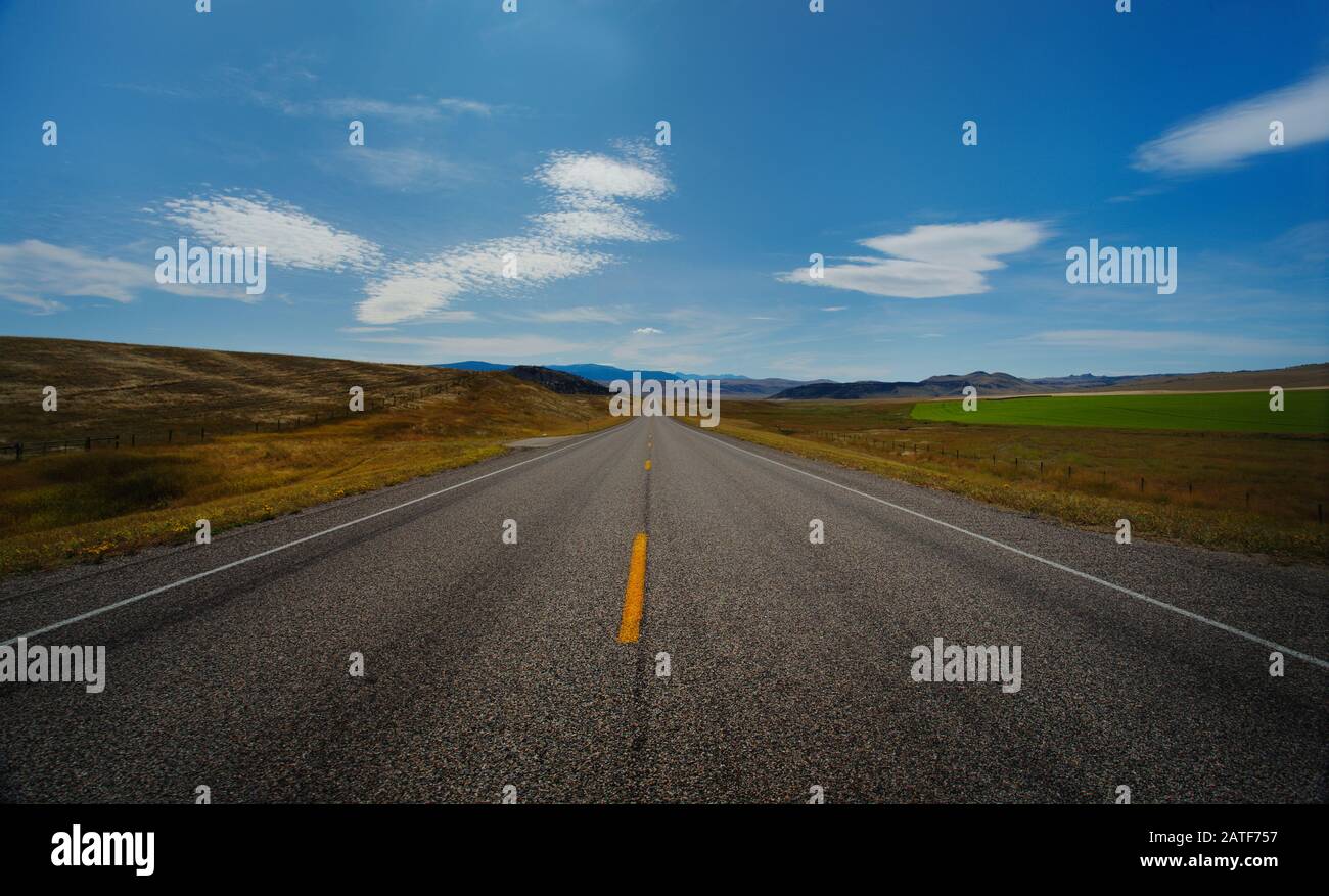 Autoroute du Montana au Wyoming, grand pays du ciel Banque D'Images