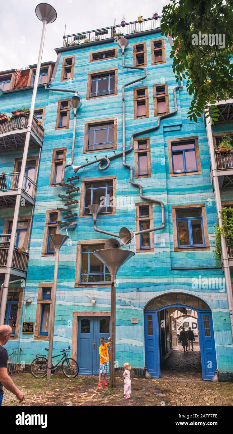 Regenwasserspiel, tuyaux de pluie interreliés à Hof der Elemente, Kunsthofpassage (passage de la cour d'art), district de Neustadt, Dresde, Saxe, Allemagne Banque D'Images