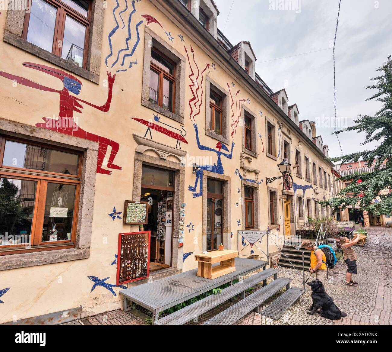 Boutiques d'art et d'artisanat à Hof der Fabelwesen, conçu par Viola Schöpe, Kunsthofpassage, Neustadt district, Dresde, Saxe, Allemagne Banque D'Images