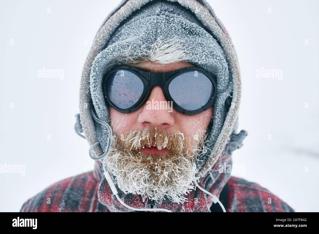 Portrait d'un sportif dans des lunettes de protection et des vêtements d'hiver Banque D'Images