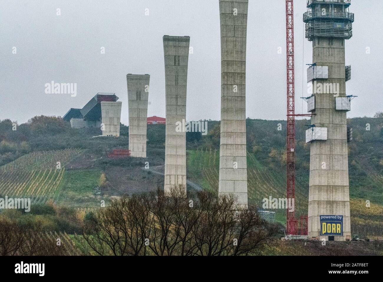 Pont de haute Moselle près de Zeltingen-Rachtig dans la vallée de la Moselle, en Allemagne Banque D'Images