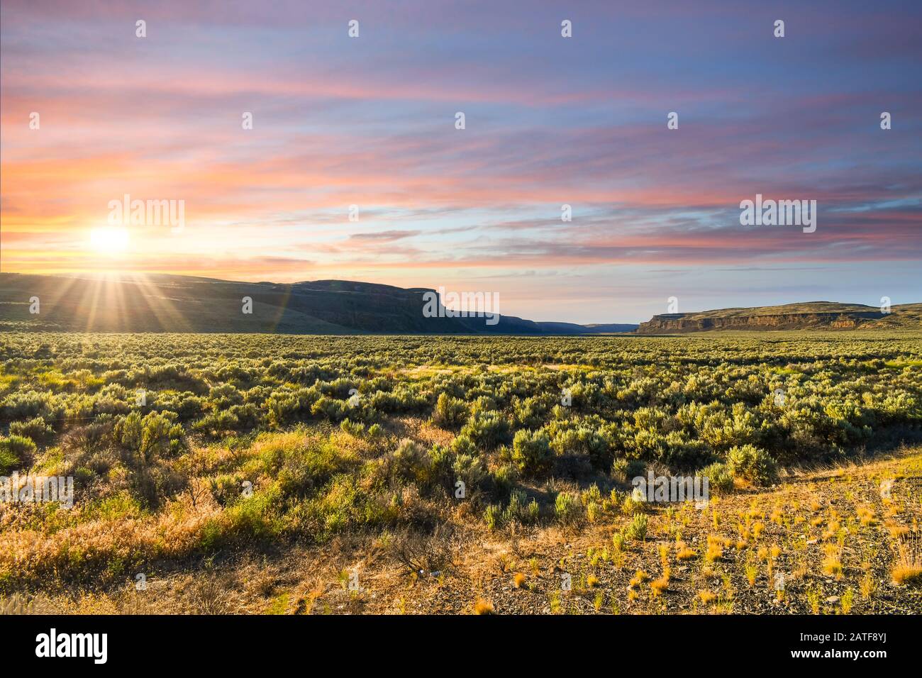 Coucher de soleil dans le désert et les montagnes du Nord-Ouest du Pacifique près de Wenatchee, Washington, aux États-Unis. Banque D'Images