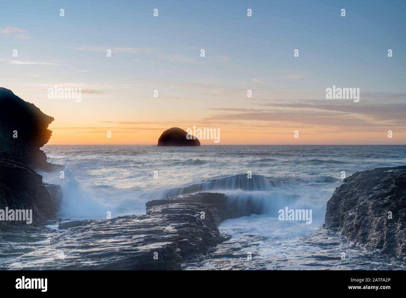 Trebarwith Strand sur la côte nord de Cornouailles alors que le soleil se couche un autre jour à cet endroit incroyablement beau à Cornwall. Banque D'Images