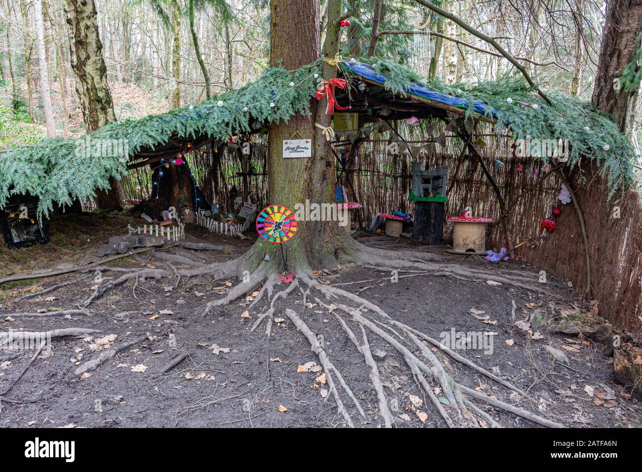 Grotte de fées mystérieuse et inhabituelle cachée dans les bois. Etherow Country Park, Stockport, Cheshire, Royaume-Uni. Banque D'Images