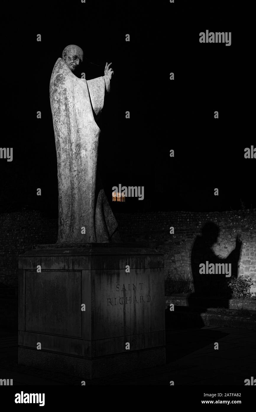 Cathédrale de Chichester et statue historique de St Richard à l'extérieur avec ombre la nuit. Banque D'Images