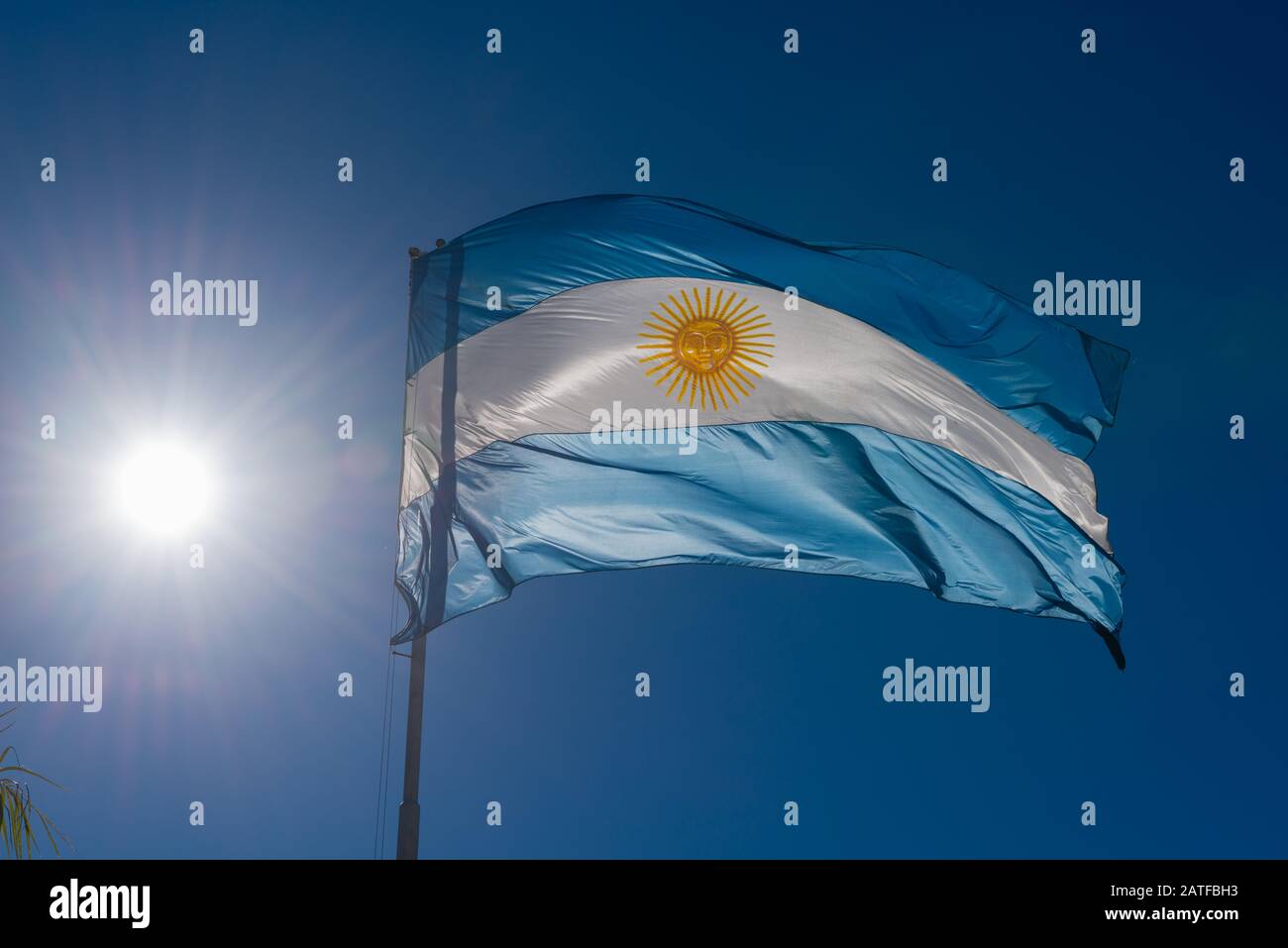 Drapeau national argentin soufflant dans le vent, Buenos Aires, Argentine, Amérique latine Banque D'Images