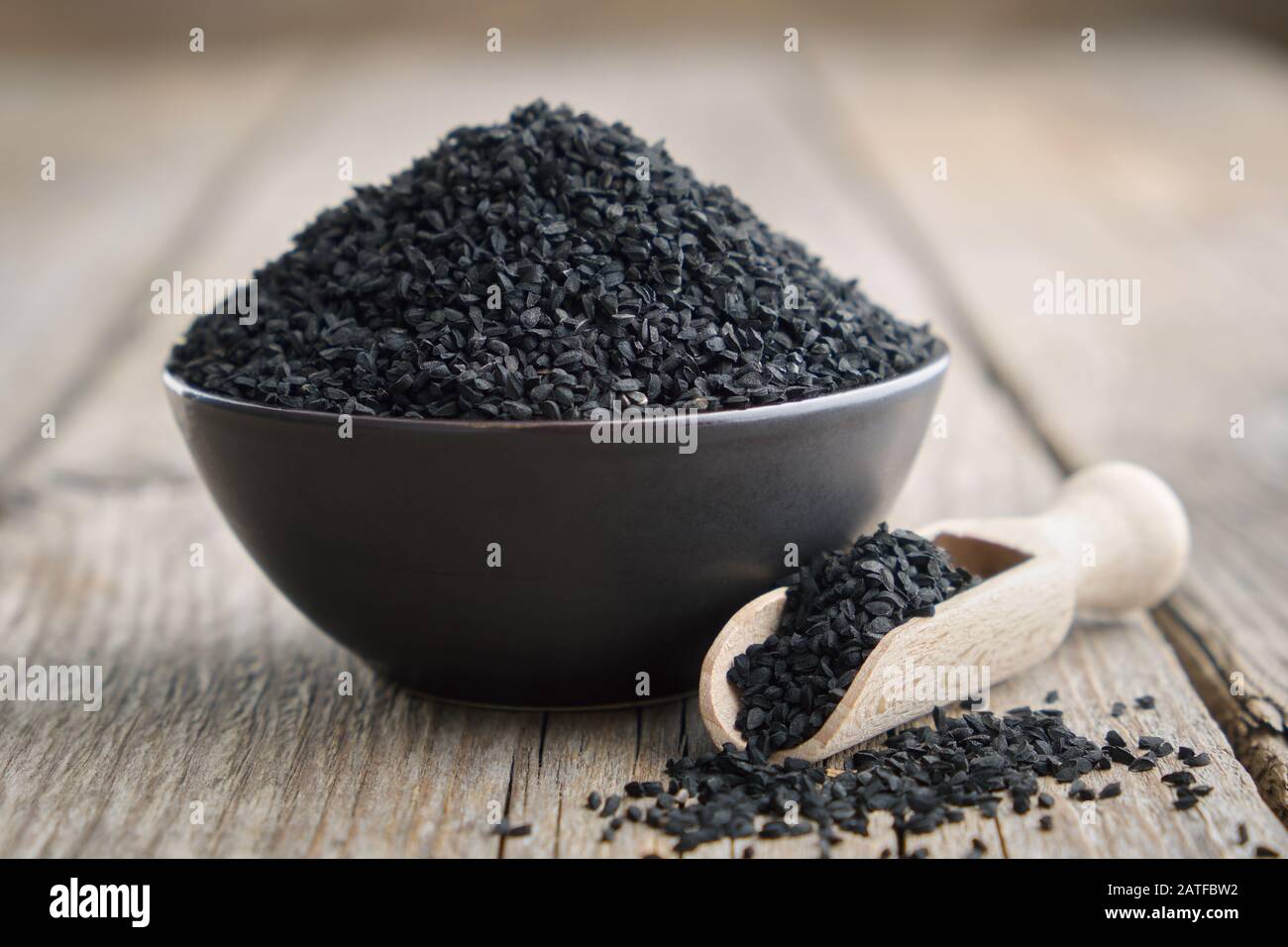 Graines de cumin noir ou de coriandre romaine dans le bol. Ingrédient pour la cuisson. Traitement Ayurveda. Banque D'Images