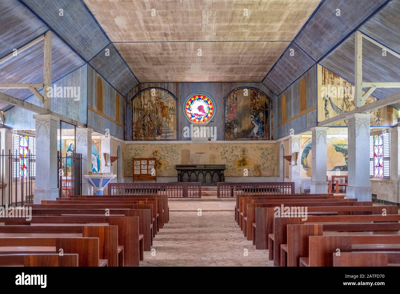 Intérieur de l'église d'une colonie pénale ou d'une prison abandonnée sur les îles du Salut, pris en une journée surmoulée sans peuple, la Guyane française Banque D'Images