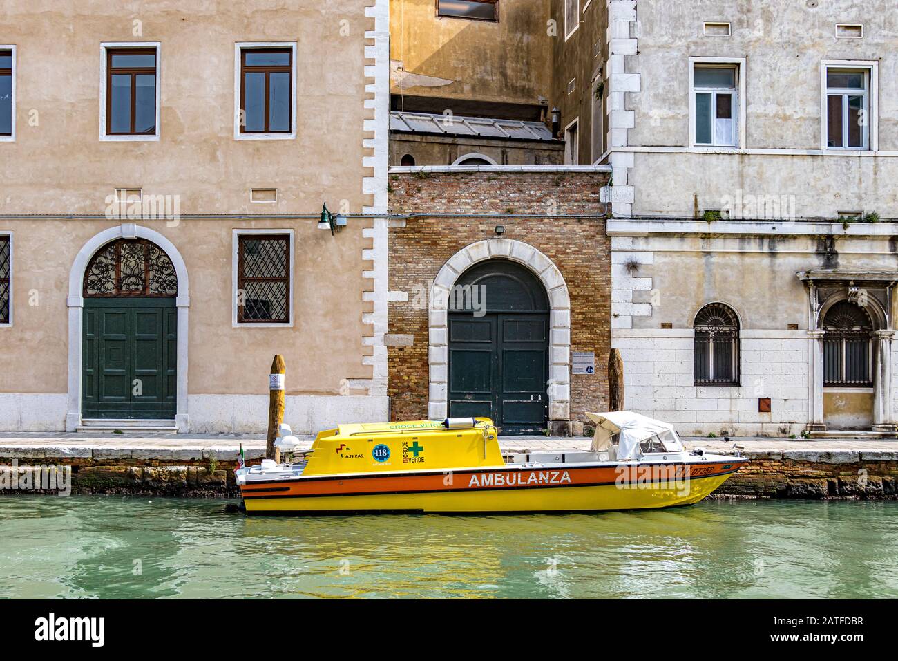 Une ambulance d'eau jaune ou ambulanza amarrée sur le côté d'un canal de Venise, Venise, Italie Banque D'Images