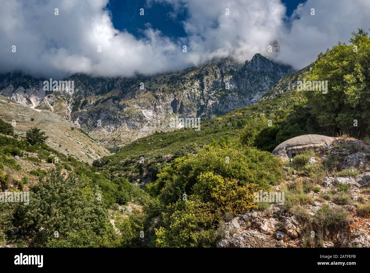 Bunker construit en vertu de dictateur communiste Hoxha, massif Cikes, Albanais d'Azur, près de Dhermiu (Switzerland), l'Albanie Banque D'Images