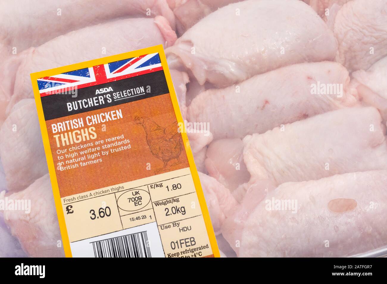 Film plastique enveloppé de cuisses de poulet ASDA avec motif Union Jack - concept de produits agricoles britanniques, gros plan de l'étiquette alimentaire, matériaux d'emballage alimentaire. Banque D'Images