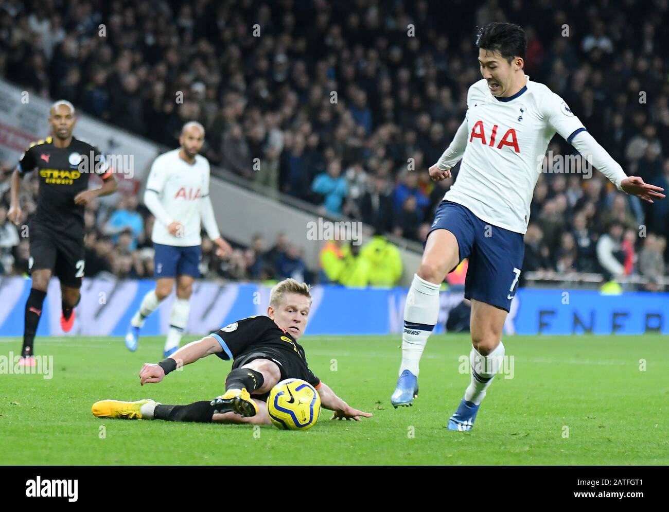 Londres, ANGLETERRE - 2 FÉVRIER 2020: Oleksandr Zinchenko de la ville et Heung-min fils de Tottenham photographiés lors du match de la Premier League 2019/20 entre Tottenham Hotspur FC et Manchester City FC au stade Tottenham Hotspur. Banque D'Images