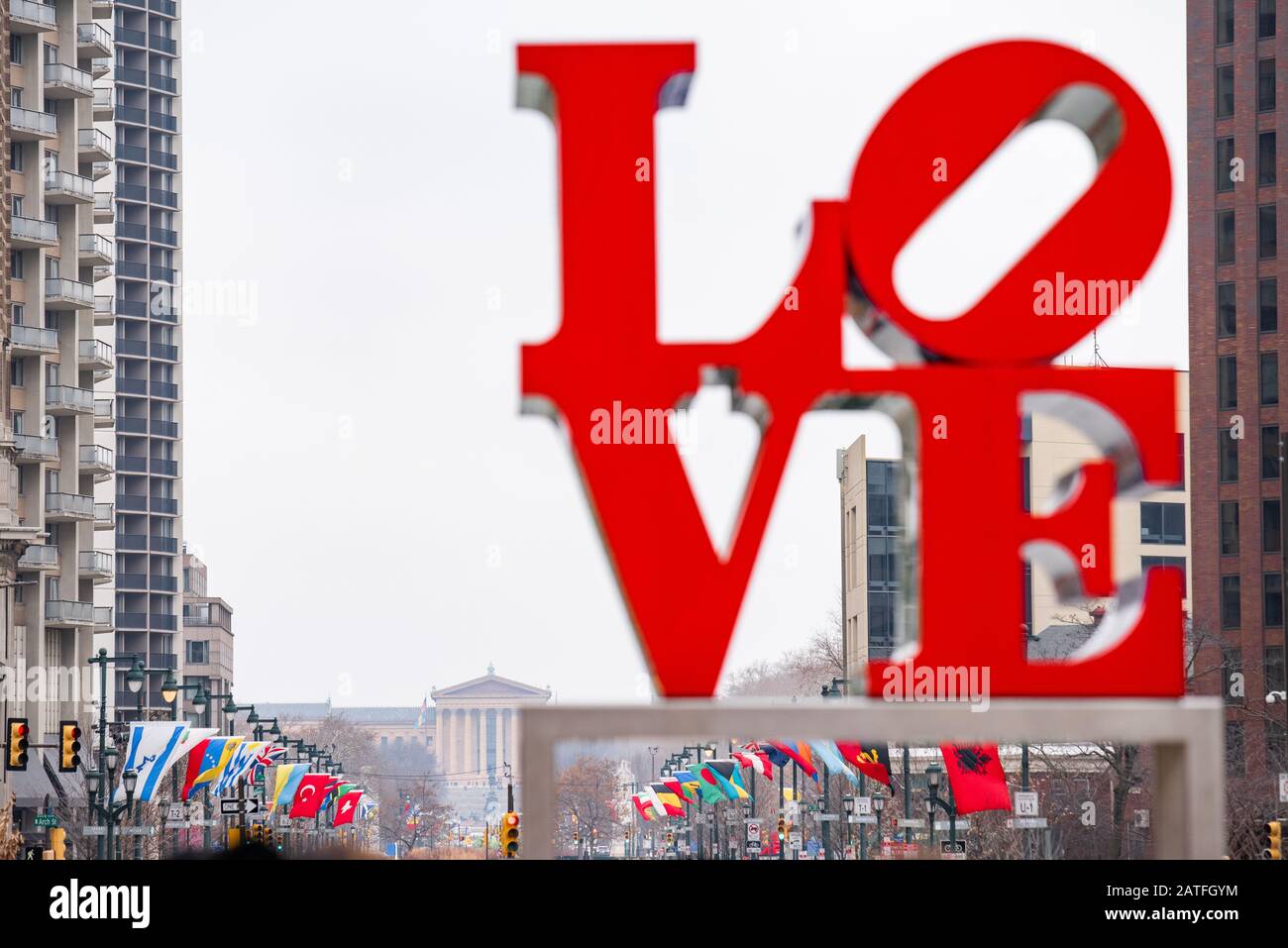 Une image de la statue D'AMOUR avec vue sur les drapeaux bordant Benjamin Franklin Boulevarde et le Musée d'Art au loin. Banque D'Images