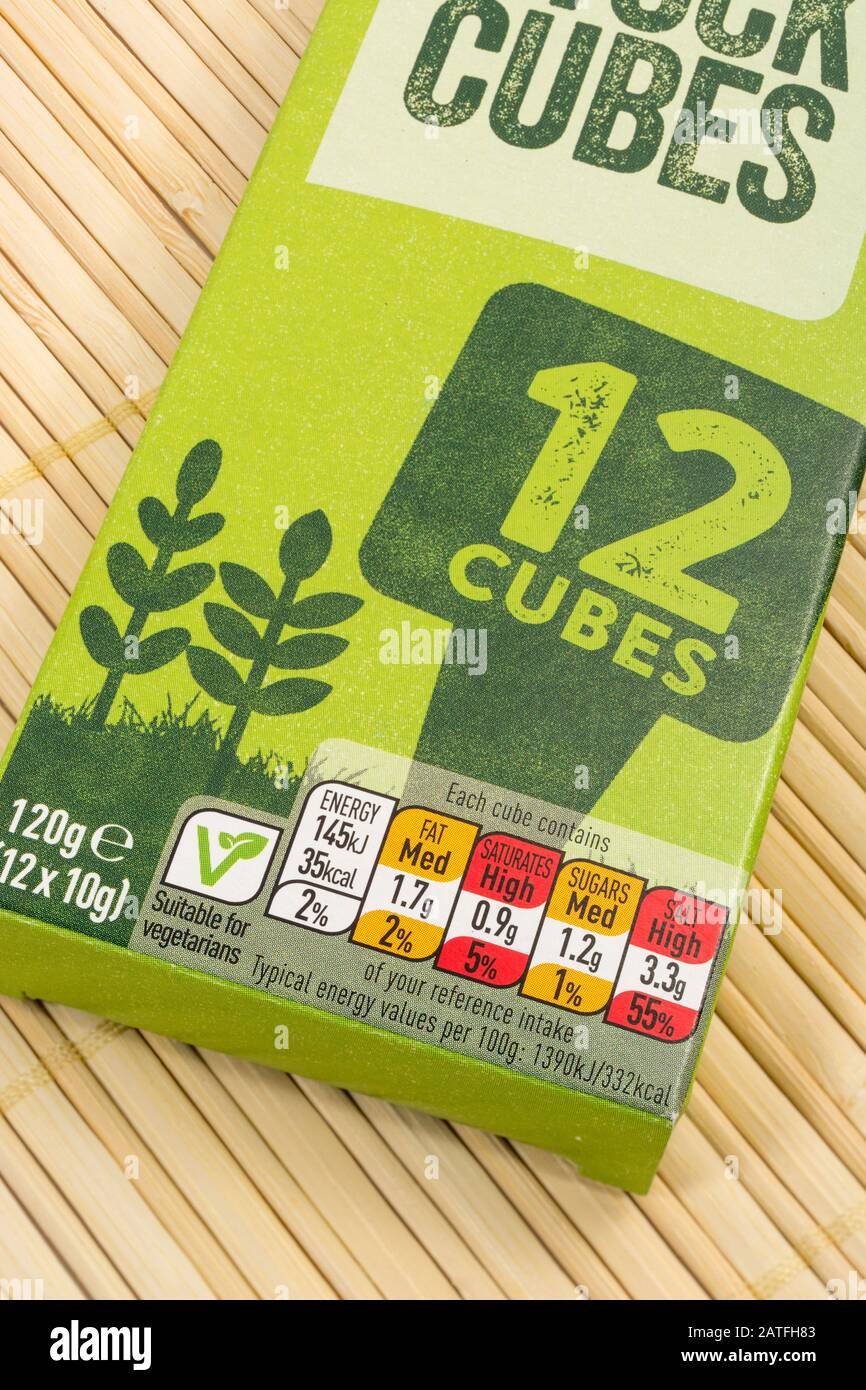 Cube de bouillon de légumes ASDA emballages alimentaires présentant des informations nutritionnelles diététiques, de la teneur en matières grasses alimentaires, de la teneur en sel, du logo végétarien, de l'étiquette alimentaire de gros plan Banque D'Images