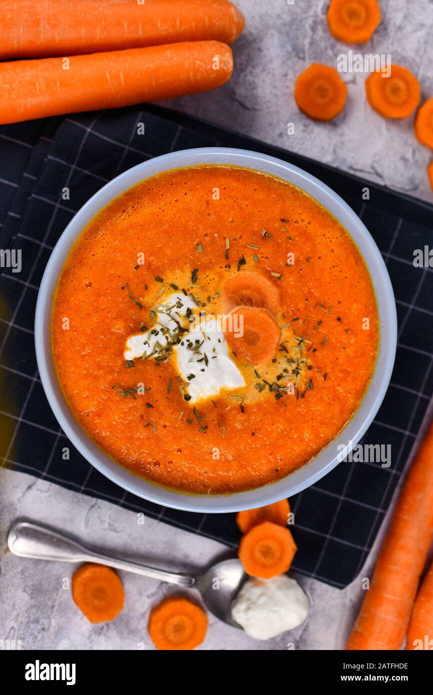Soupe saine aux carottes végétales avec peu de calories pour la diète dans un bol gris Banque D'Images