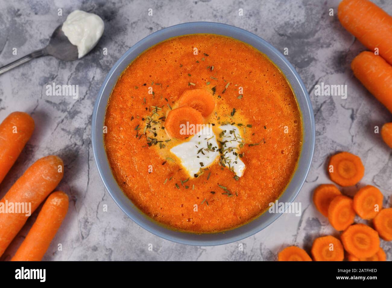 Soupe saine aux carottes végétales avec peu de calories pour la diète dans un bol gris Banque D'Images