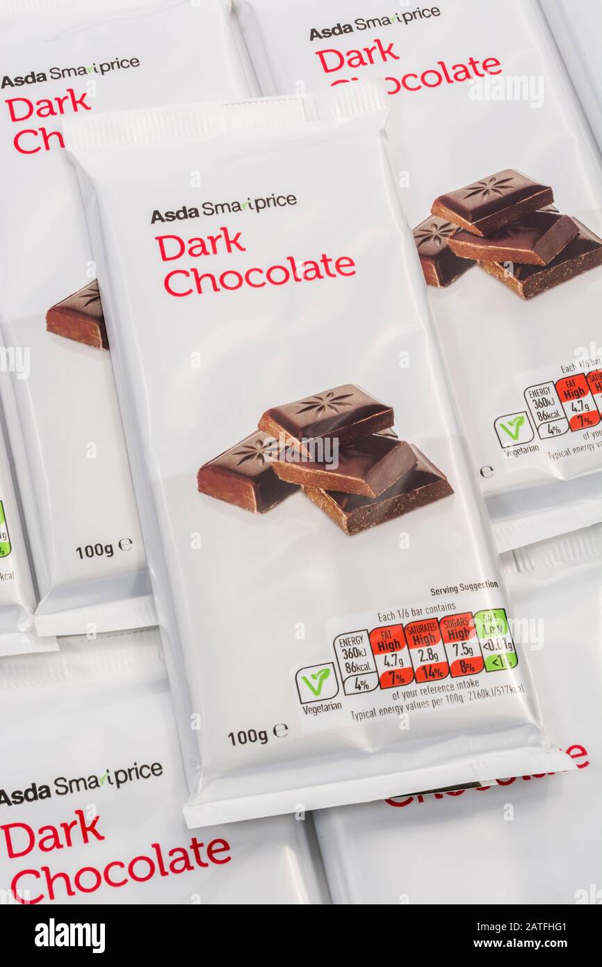 ASDA chocolat noir plastique souple emballage alimentaire boîte d'information nutritionnelle diététique, teneur en matières grasses alimentaires, teneur en sucre, étiquette alimentaire gros plan, haut dans le sucre Banque D'Images