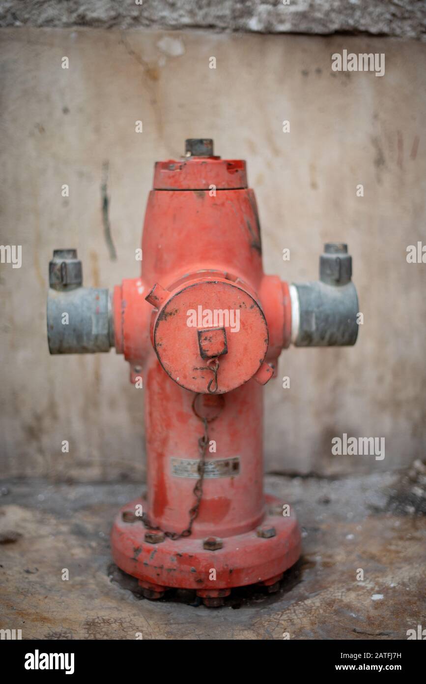 Un ancien poteau incendie, avec sa couleur rouge vintage, vu sur le trottoir de la ville Banque D'Images