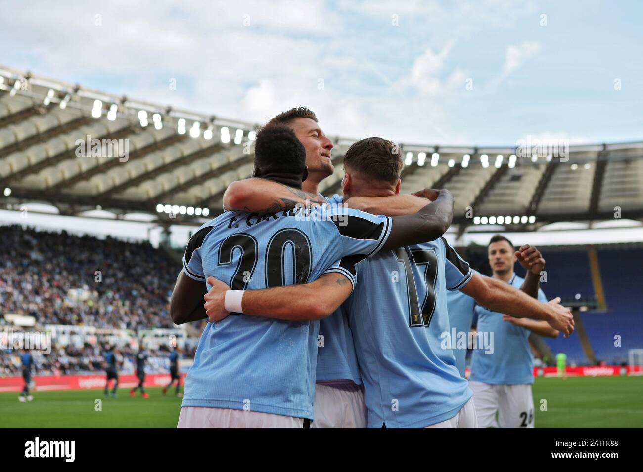 Ciro Immobile du Latium (R) célèbre avec Felipe Caicedo (L) et Sergej Milinkovic Savic (C) après avoir marqué 1-0 but au cours du championnat italien Serie A match de football entre SS Lazio et Spal 2013 le 02 février 2020 à Stadio Olimpico à Rome, Italie - photo Federico Proietti/ESPA-Images Banque D'Images