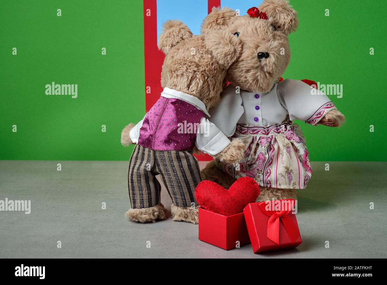 un couple d'ours en peluche célébrant la fête des valentines Banque D'Images